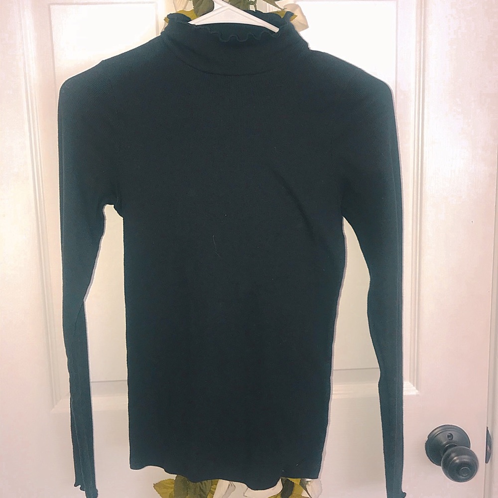 Turtle neck with ruffle long sleeve